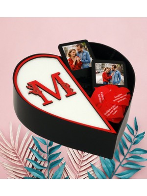 Kişiye Özel Kalpli Kutu Baş Harf Tasarımlı Kalp Kutu ve Çift Siyah Çerçeve ve Aşk Sözleri (Kırmızı-Beyaz)