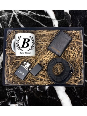 Kişiye Özel Premium Baş Harf ve Isim Soyisim Tasarımlı Kupa Bardak Mekanizmalı Cüzdan Kemer Çakmak Özel Hediye Set