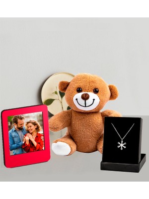 Kişiye Özel 25CM Peluş Ayıcık ve Fotoğraflı Kırmızı Çerçeve ve Kartanesi Kolye