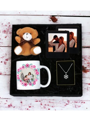 Kişiye Özel Fotoğraf Resimli Tasarımlı Kupa Bardak Peluş Ayıcık Anahtarlı Ahşap Siyah Çerçeve ve Kartanesi Kolye Seti
