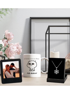 Kişiye Özel Meraklı ve Isim Soyisim Tasarımlı Kupa Bardak ve Resimli Siyah Çerçeve Kartanesi Kolye