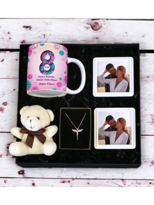 Kadınlar Gününe Özel Isimli Beyaz Kupa Bardak Ayıcık Anahtarlı Çerçeve ve Melek Kolye Seti