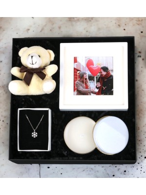 Kişiye Özel Beyaz Çerçeve Peluş Ayıcık Anahtarlık & Kartanesi Kolye Metal Kutu Mum Hediye Seti