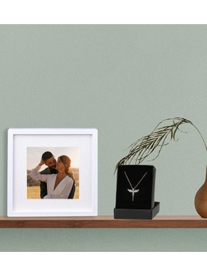 Kişiye Özel Özel Yapışkanlı Sök Tak Paspartulu Duvar Çerçevesi Fotoğraflı Beyaz Çerçeve ve Melek Kolye