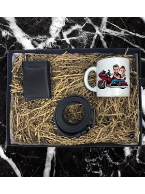 Kişiye Özel Motorcu Çift Karikatür Tasarımlı Kupa Bardak Mekanizmalı Cüzdan Kemer Özel Hediye Seti