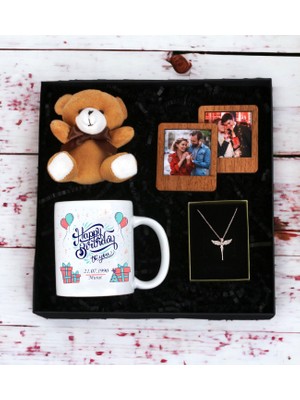 Kişiye Özel Iyi Ki Doğdun ve Isim Tarih Doğumgünü Tasarımlı Beyaz Kupa Ayıcık Anahtarlı Ahşap Çerçeve ve Melek Kolye Seti