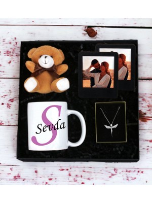 Kişiye Özel Baş Harf ve Isim Tasarımlı Kupa Bardak Peluş Ayıcık Anahtarlı Ahşap Siyah Çerçeve ve Melek Kolye Seti (Pembe)