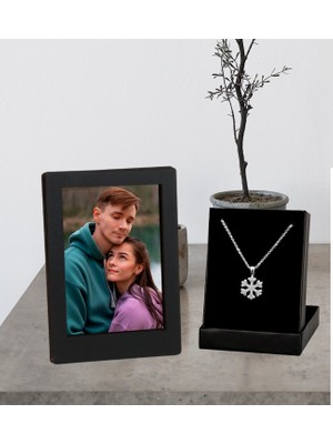 Kişiye Özel Siyah Ahşap Çerçeve ve Kartanesi Kolye