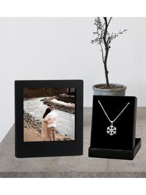 Kişiye Özel Fotoğraflı Ahşap Çerçeve ve Kartanesi Kolye Set