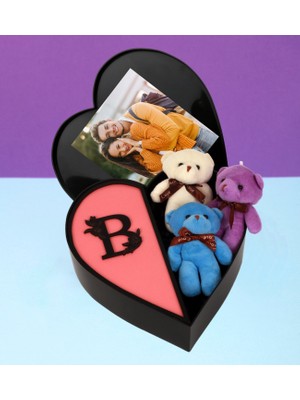 Kişiye Özel Kalpli Kutu Baş Harf Tasarımlı Kalp Kutu ve Peluş Ayıcık Anahtarlık Buketi (Siyah-Pembe)