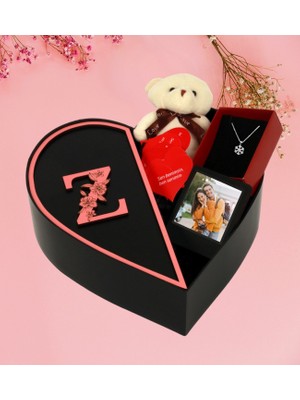 Kişiye Özel Kalpli Kutu Baş Harf Tasarımlı Kalp Kutu ve Peluş Ayıcık Anahtarlık Çerceve ve Kartanesi Kolye (Pembe-Sıyah)