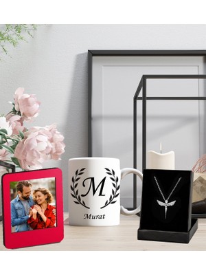 Kişiye Özel Baş Harf ve Isim Tasarımlı Kupa Bardak ve Resimli Kırmızı Çerçeve Melek Figürlü Kolye