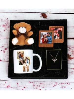 Kişiye Özel 4 Fotoğraflı Kolaj Fotoğraf Tasarımlı Beyaz Kupa Ayıcık Anahtarlı Ahşap Çerçeve ve Melek Kolye Seti