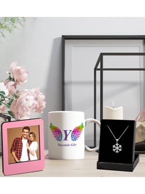 Kişiye Özel Baş Harf ve Isim Soyisim Tasarımlı Kupa Bardak ve Resimli Pembe Çerçeve Kartanesi Kolye Set