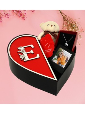 Kişiye Özel Kalpli Kutu Baş Harf Tasarımlı Kalp Kutu ve Peluş Ayıcık Anahtarlık Çerceve Kartanesi Kolye ve Aşk Sözleri (Kırmızı-Beyaz)