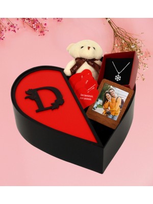 Kişiye Özel Kalpli Kutu Baş Harf Tasarımlı Kalp Kutu ve Peluş Ayıcık Anahtarlık Çerceve Kartanesi Kolye ve Aşk Sözleri (Kırmızı-Siyah)