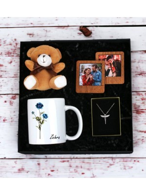 Kişiye Özel  Mavi Gül Tasarımlı Beyaz Kupa Ayıcık Anahtarlı Ahşap Çerçeve ve Melek Kolye Seti