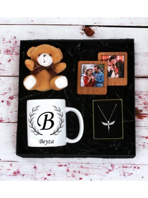 Kişiye Özel  Baş Harf  ve Isim Tasarımlı Beyaz Kupa Ayıcık Anahtarlı Ahşap Çerçeve ve Melek Kolye Seti