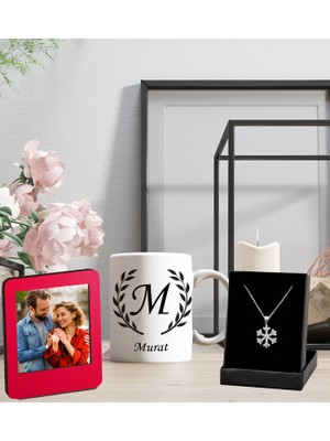 Kişiye Özel Baş Harf ve Isim Tasarımlı Kupa ve Resimli Kırmızı Çerçeve ve Kartanesi Figürlü Kolye