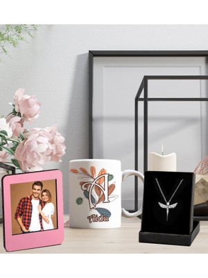 Kişiye Özel Baş Harf  Yaprak Desenli Isim Tasarımlı Kupa Bardak ve Resimli Pembe Çerçeve Melek Figürlü Kolye