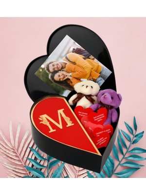 Kişiye Özel Kalpli Kutu Baş Harf Tasarımlı Kalp Kutu ve Ikili Peluş Ayıcık Anahtarlık Aşk Sözleri (Kırmızı-Altın)