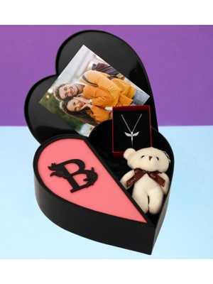 Kişiye Özel Kalpli Kutu Baş Harf Tasarımlı Kalp Kutu ve Peluş Ayıcık Anahtarlık ve Melek Kolye (Siyah-Pembe)