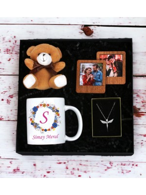 Kişiye Özel Çiçekli Baş Harf  ve Isim Soyisim Tasarımlı Kupa Bardak  Peluş Ayıcık Anahtarlı Ahşap Çerçeve ve Melek Kolye Seti