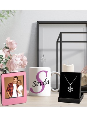 Kişiye Özel Baş Harf ve Isim Tasarımlı Kupa Bardak ve Resimli Pembe Çerçeve Kartanesi Kolye Set