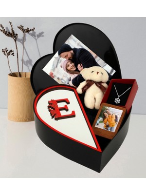 Anneler Gününe Özel Kalpli Kutu Pleksi Baş Harf Tasarımlı Kalp Kutu ve Peluş Ayıcık Anahtarlık Çerceve ve Kartanesi Kolye
