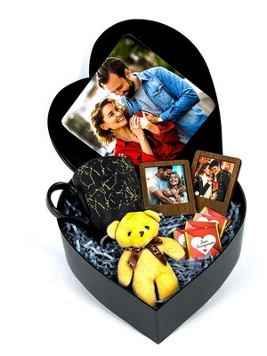 Kişiye Özel Fotoğraflı Yeni Kalp Kutu Tasarımlı Kupa Çikolata Ayıcık Anahtarlık ve 2'li Çerçeve Set