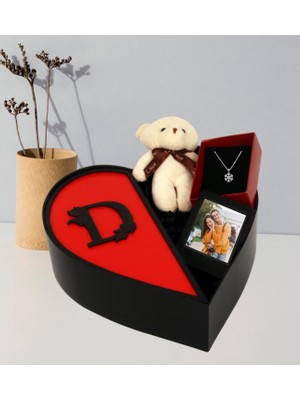 Kişiye Özel Kalpli Kutu Baş Harf Tasarımlı Kalp Kutu ve Peluş Ayıcık Anahtarlık Çerceve ve Kartanesi Kolye (Siyah-Kırmızı)