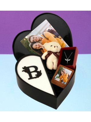 Kişiye Özel Kalpli Kutu Baş Harf Tasarımlı Kalp Kutu ve Peluş Ayıcık Anahtarlık Çerceve ve Melek Kolye (Anakonda Siyah-Beyaz)