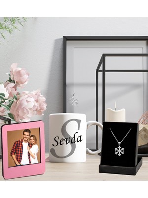 Kişiye Özel Baş Harf ve Isim Gri Tasarımlı Kupa Bardak ve Resimli Pembe Çerçeve Kartanesi Kolye Set
