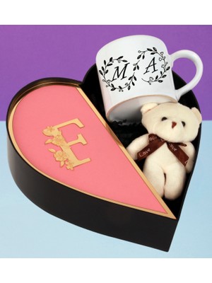 Kişiye Özel Baş Harf Tasarımlı Kalp Kutu ve Peluş Ayıcık Anahtarlık ve Sonsuzluk Tasarımlı Çift Baş Harf Fincan