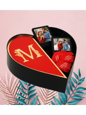 Kişiye Özel Kalp Kutu Baş Harf Tasarımlı Kalp Kutu ve Çift  Masaüstü Siyah Çerçeve ve Aşk Sözleri (Kırmızı-Altın)