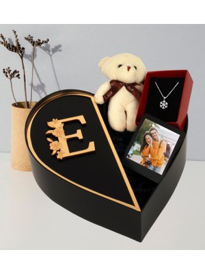 Kişiye Özel Kalpli Kutu Baş Harf Tasarımlı Kalp Kutu ve Peluş Ayıcık Anahtarlık Çerceve ve Kartanesi Kolye (Siyah-Gold)