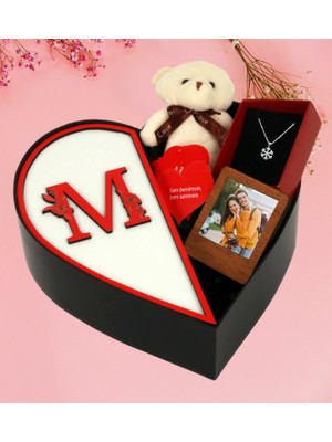 Kişiye Özel Kalpli Kutu Baş Harf Tasarımlı Kalp Kutu ve Peluş Ayıcık Anahtarlık Çerceve Kartanesi Kolye ve Aşk Sözleri (Beyaz-Kırmızı)