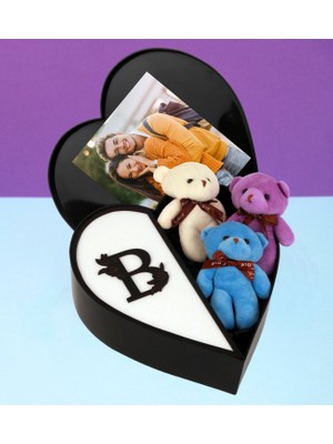 Kişiye Özel Kalpli Kutu Baş Harf Tasarımlı Kalp Kutu ve Peluş Ayıcık Anahtarlık Buketi (Anakonda Siyah-Beyaz)