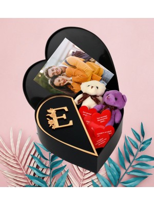 Kişiye Özel Kalpli Kutu Baş Harf Tasarımlı Kalp Kutu ve Ikili Peluş Ayıcık Anahtarlık Aşk Sözleri (Siyah-Gold)