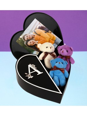 Kişiye Özel Kalpli Kutu Baş Harf Tasarımlı Kalp Kutu ve Peluş Ayıcık Anahtarlık Buketi (Beyaz-Siyah)