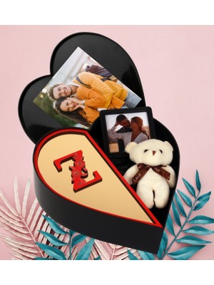 Kişiye Özel Kalpli Kutu Pleksi Baş Harf Tasarımlı Kalp Kutu ve Peluş Ayıcık Anahtarlık ve Sök Tak Çerceve