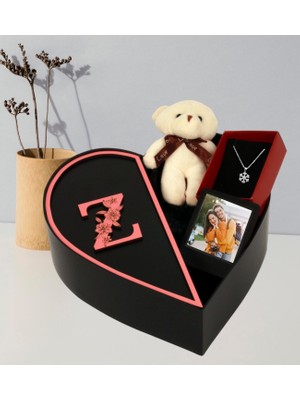 Kişiye Özel Kalpli Kutu Baş Harf Tasarımlı Kalp Kutu ve Peluş Ayıcık Anahtarlık Çerceve ve Kartanesi Kolye (Pembe-Sıyah)