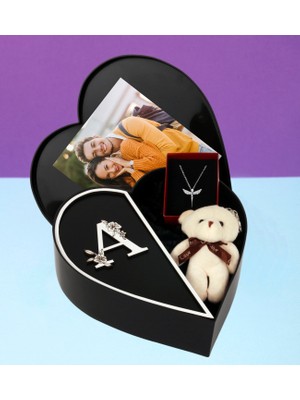 Kişiye Özel Kalpli Kutu Baş Harf Tasarımlı Kalp Kutu ve Peluş Ayıcık Anahtarlık ve Melek Kolye (Beyaz-Siyah)