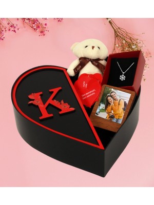 Kişiye Özel Kalpli Kutu Baş Harf Tasarımlı Kalp Kutu ve Peluş Ayıcık Anahtarlık Çerceve Kartanesi Kolye ve Aşk Sözleri (Siyah-Kırmızı)