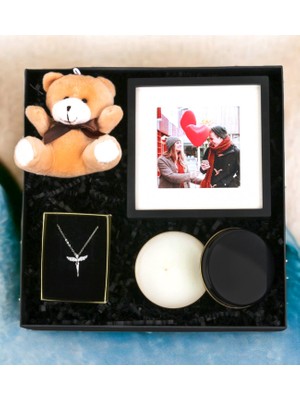 Kişiye Özel Çerçeve Peluş Ayıcık Anahtarlık & Melek Kolye Metal Kutu Mum Hediye Seti