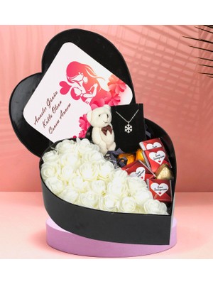 Anneler Gününe Özel Kalp Kutu Tasarımlı New Kalp Kutu Çiçek Çikolata Buketi Kartanesi Kolye ve Peluş Ayıcık Anahtarlık (Beyaz)