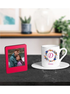 Kişiye Özel Baş Harf ve Isim Çiçekli Tasarımlı Türk Kahve Fincanı ve Resimli Kırmızı Çerçeve