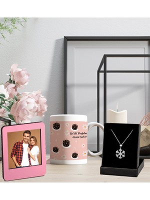 Kişiye Özel Iyi Ki Doğdun Isim Soyisim Doğum Günü Tasarımlı Kupa Bardak ve Resimli Pembe Çerçeve Kartanesi Kolye Set