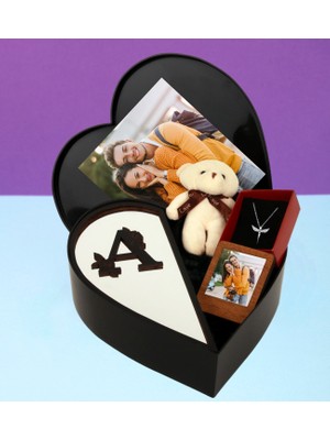 Kişiye Özel Kalpli Kutu Baş Harf Tasarımlı Kalp Kutu ve Peluş Ayıcık Anahtarlık Çerceve ve Melek Kolye (Beyaz-Siyah)