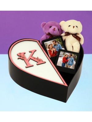 Kişiye Özel Kalpli Kutu Baş Harf Tasarımlı Kalp Kutu ve Çift Peluş Ayıcık Anahtarlık Siyah Çerçeve (Beyaz-Pembe)